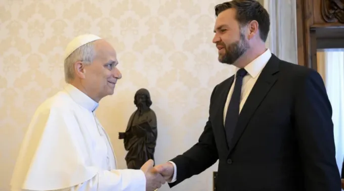 Papa Leão XIV cumprimenta J.D. Vance na biblioteca papal ?? 