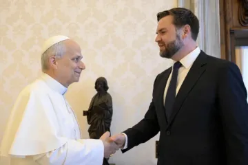 Papa Leão XIV cumprimenta J.D. Vance na biblioteca papal