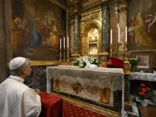 Papa Leão XIV reza diante do famoso ícone de Nossa Senhora do Bom Conselho no santuário da Mãe do Bom Conselho em Genazzano, Itália, em 10 de maio de 2025.