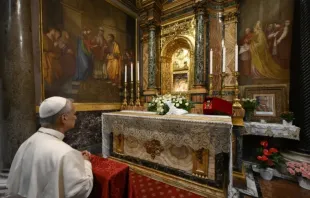 Papa Leão XIV reza diante do famoso ícone de Nossa Senhora do Bom Conselho no santuário da Mãe do Bom Conselho em Genazzano, Itália, em 10 de maio de 2025.