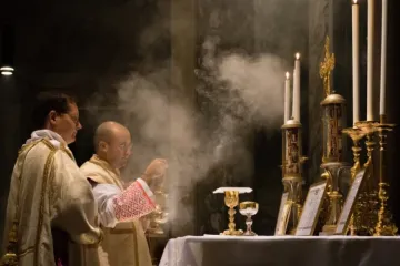 Padre celebra missa tradicional em latim na igreja de São Pancrácio