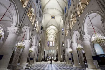 A nave da Catedral de Notre-Dame de Paris