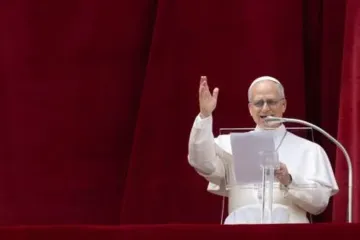 Papa Leão XIV canta  a oração Regina Caeli em varanda com vista para a Praça de São Pedro em 11 de maio de 2025