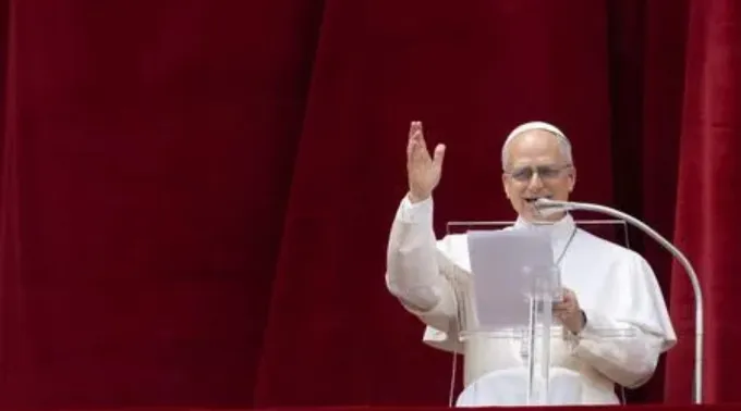 Papa Leão XIV canta  a oração Regina Caeli em varanda com vista para a Praça de São Pedro em 11 de maio de 2025 ?? 