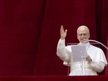 Papa Leão XIV canta a oração Regina Caeli em varanda com vista para a Praça de São Pedro em 11 de maio de 2025.