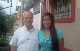 Mildred, afilhada peruana de Leão XIV, divulga seu testemunho e fotos com o então padre Robert Prevost.