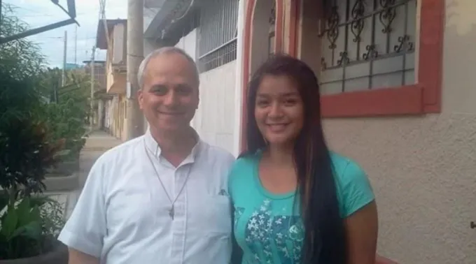 Mildred  divulga seu testemunho e fotos com o então padre Robert Prevost ?? 