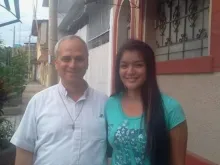 Mildred, afilhada peruana de Leão XIV, divulga seu testemunho e fotos com o então padre Robert Prevost.