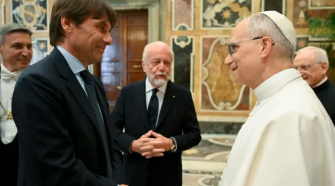 Leão XIV recebe no Vaticano diretores e jogadores do Napoli ?? 
