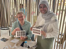 Esse casal americano foi um dos primeiros a comprar selos de Leão XIV.