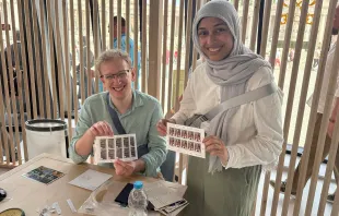 Esse casal americano foi um dos primeiros a comprar selos de Leão XIV.