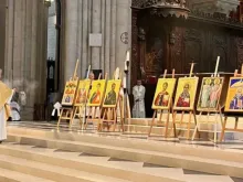 O patriarca da Igreja Católica Caldeia, cardeal Louis Raphaël Sako, celebra a divina liturgia no rito caldeu na catedral de Notre-Dame, em Paris, no último domingo (25).