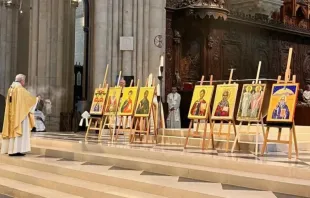 O patriarca da Igreja Católica Caldeia, cardeal Louis Raphaël Sako, celebra a divina liturgia no rito caldeu na catedral de Notre-Dame, em Paris, no último domingo (25).