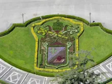 Brasão de Leão XIV nos jardins do Vaticano.