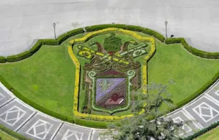 Brasão de Leão XIV nos jardins do Vaticano.