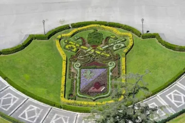 Brasão de Leão XIV nos jardins do Vaticano