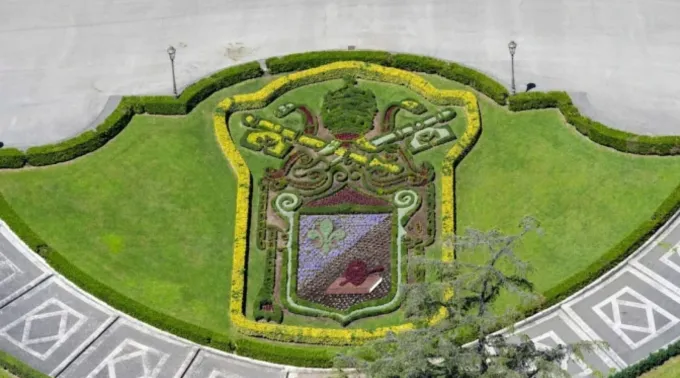 Brasão de Leão XIV nos jardins do Vaticano ?? 
