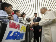 Leão XIV se encontra com funcionários da Santa Sé e suas famílias na Aula Paulo VI, no Vaticano, em 24 de maio de 2025.