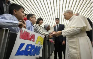 Leão XIV se encontra com funcionários da Santa Sé e suas famílias na Aula Paulo VI, no Vaticano, em 24 de maio de 2025.