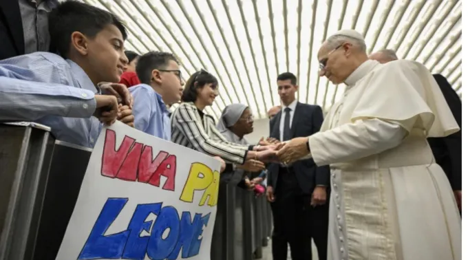 Leão XIV se encontra com funcionários da Santa Sé e suas famílias na Aula Paulo VI ?? 