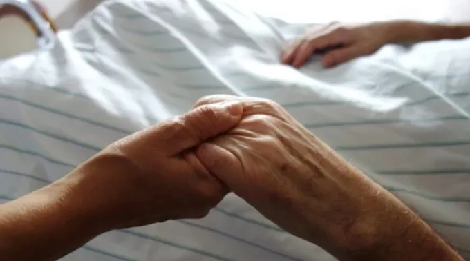 Paciente sendo atendido em hospital ?? 