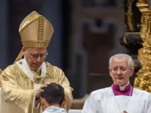 O papa Leão XIV impõe as mãos sobre um dos 11 padres ordenados hoje (31) na basílica de São Pedro, no Vaticano.