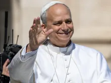Papa Leão XIV saúda fiéis hoje (1) na praça de São Pedro, no Vaticano.