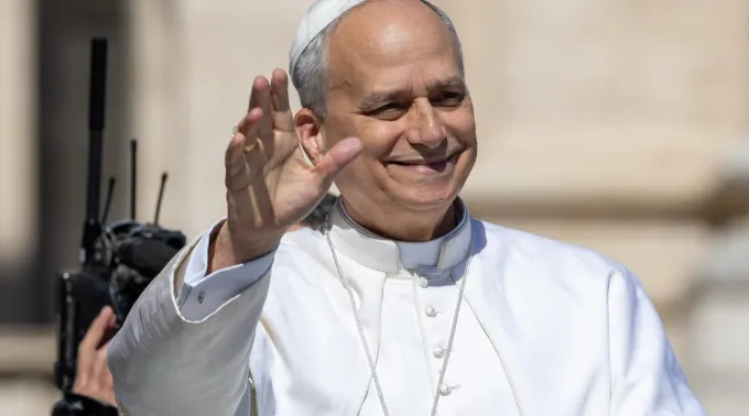 Papa Leão XIV saúda fiéis no Vaticano em 1 de junho de 2025 ?? 