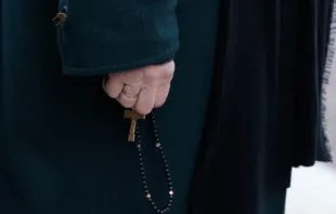 Participante reza o terço em manifestação convocada pela associação "La Marche pour la vie" contra o aborto e a eutanásia em Versalhes, sudoeste de Paris, em 4 de março de 2024.