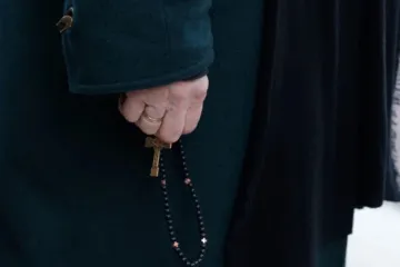 Participante reza o terço em manifestação contra o aborto e a eutanásia na França em 2024