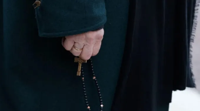 Participante reza o terço em manifestação contra o aborto e a eutanásia na França em 2024 ?? 