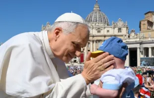 Papa Leão XIV com menino pequeno no Vaticano. Imagem referencial.