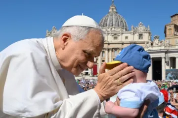 Papa Leão XIV com menino pequeno no Vaticano