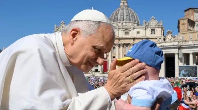 Papa Leão XIV com menino pequeno no Vaticano ?? 