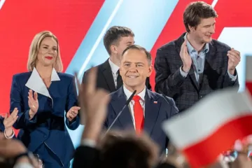 Karol Nawrocki discursa a apoiadores depois do segundo turno das eleições presidenciais polonesas em 1 de junho de 2025