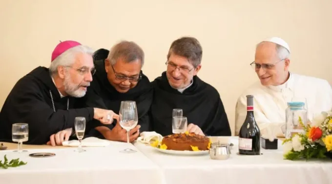 Papa Leão XIV com agostinianos em almoço em 1 de junho de 2025 ?? 