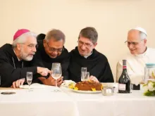 Papa Leão XIV com agostinianos em almoço no último domingo (1).