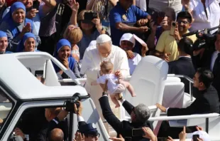 Papa Leão XIV abençoa criança hoje (4) na praça de São Pedro, no Vaticano, antes de iniciar sua catequese na terceira audiência geral de seu pontificado.