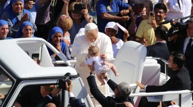 Papa Leão XIV abençoa criança na praça de São Pedro em 4 de junho de 2025 ?? 