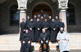 Turma de ordinandos deste ano no Seminário St. Joseph em Yonkers, EUA. O bispo do Brooklyn, Joseph Massa, está sentado no centro.