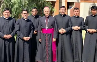 Robert Prevost (atual papa Leão XIV) com os sacerdotes e diáconos ordenados em 7 de dezembro de 2019, no Seminário Maior Santo Toribio de Mogrovejo, na diocese de Chiclayo, Peru.