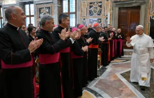 Papa Leão XIV recebe funcionários da Secretaria de Estado da Santa Sé ontem (5) no Vaticano.