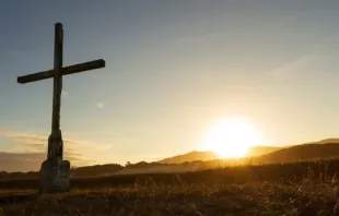 Cruz num campo. Imagem referencial.