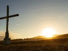 Cruz num campo. Imagem referencial.