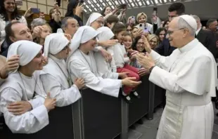 O papa Leão XIV saúda fiéis em 24 de maio de 2025, em audiência com autoridades da Cúria Romana e funcionários da Santa Sé, do Governatorato do Estado da Cidade do Vaticano e do Vicariato de Roma, e seus familiares.