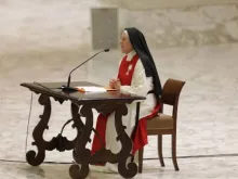 A freira monástica de clausura Maria Gloria Riva, das Irmãs da Adoração Perpétua do Santíssimo Sacramento, fala ontem (9) ao papa Leão XIV, cardeais, bispos e outros funcionários da Santa Sé, para o Jubileu da Santa Sé.