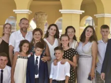 Pedro Sánchez Sáez e María Begoña Ballester Zapata com seus 12 filhos.