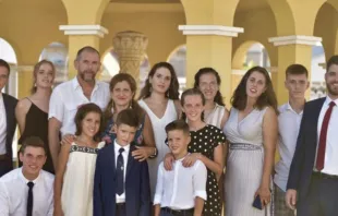 Pedro Sánchez Sáez e María Begoña Ballester Zapata com seus 12 filhos.