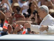 Papa Leão XIV saúda multidão em audiência geral hoje (11) no Vaticano.