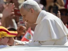 Antes de iniciar a catequese de hoje (11), o papa Leão XIV percorreu a praça de São Pedro no papamóvel.